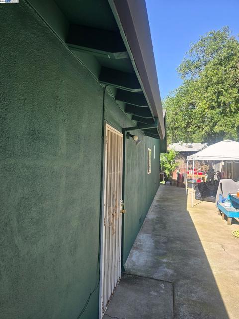 5913 Woodleigh Dr, Carmichael CA: https://media.crmls.org/mediaz/5773ddc6-ce47-4927-b466-62fd6ce0ce8b.jpg