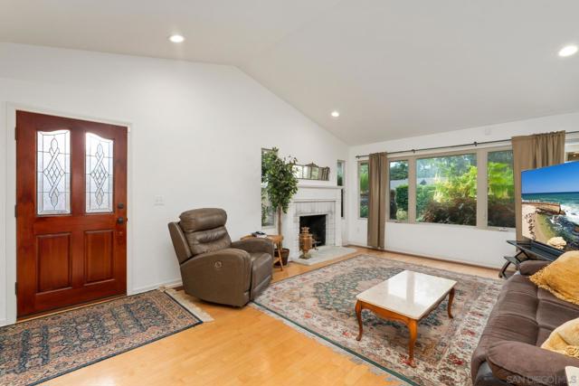 1745 Tamarack Ave, Carlsbad CA: https://media.crmls.org/mediaz/57749b35-2edd-41d0-90b2-2913e7561f8b.jpg