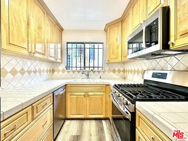 925 S Holt Avenue, Los Angeles CA: https://media.crmls.org/mediaz/5776256e-6929-43fe-82e1-1804f11de251.jpg
