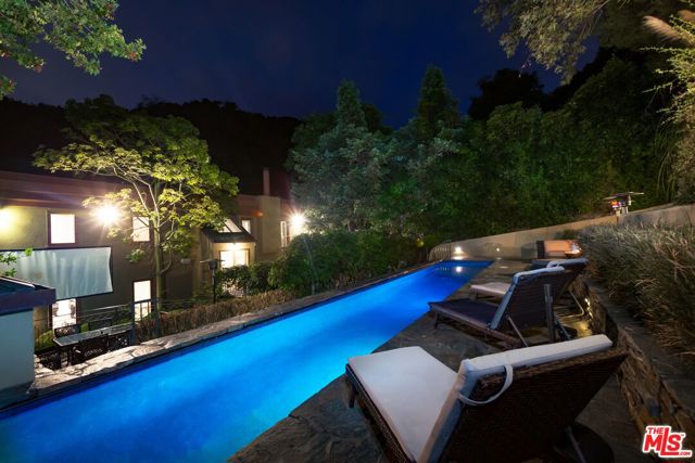 10023 Westwanda Drive, Beverly Hills CA: https://media.crmls.org/mediaz/57764838-c59d-4aa9-b0a4-c44bb993844c.jpg