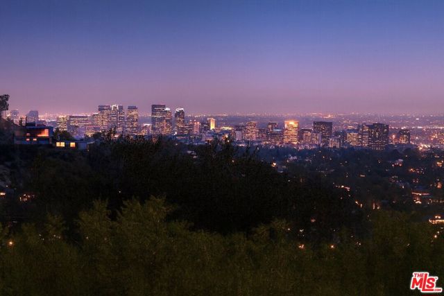 924 Stonehill Lane, Los Angeles CA: https://media.crmls.org/mediaz/57770cab-314e-40d3-8bc4-274933ba8291.jpg
