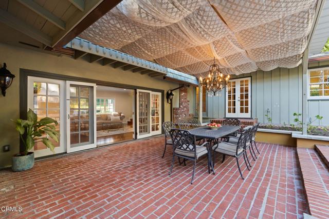 1010 Stoneridge Drive, Pasadena CA: https://media.crmls.org/mediaz/57772fa5-08ff-48f3-abde-4c2b5190d840.jpg