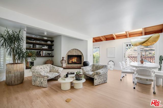 2880 Searidge Street, Malibu CA: https://media.crmls.org/mediaz/577731f9-82c3-402a-bd15-4742fceb6a7b.jpg