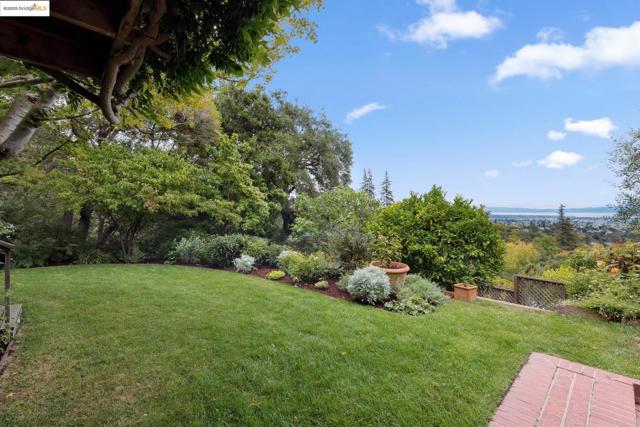 64 Crest Rd, Piedmont CA: https://media.crmls.org/mediaz/57775079-dfe3-4429-81d7-7289cf440d69.jpg