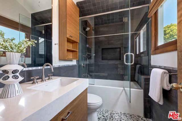 3201 Maplewood Avenue, Los Angeles CA: https://media.crmls.org/mediaz/57777416-08d2-4d85-8b5f-796d0a356bce.jpg