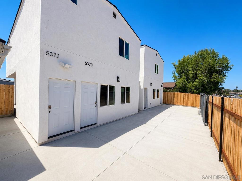 5370 Nutmeg St Oak Park - photo 2