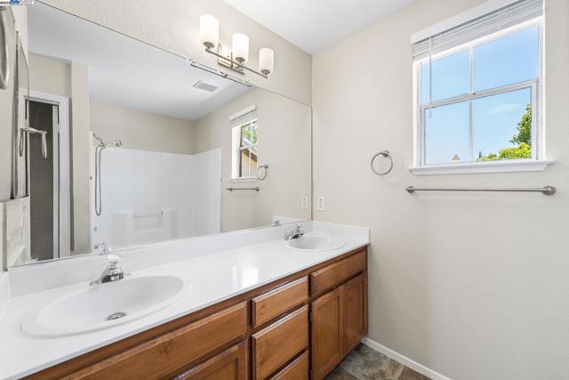 1970 Knollcrest Ln, Tracy CA: https://media.crmls.org/mediaz/57782bed-7241-459d-86d1-2f17eb7bfe32.jpg