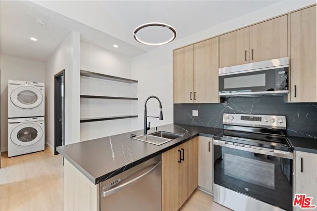 5530 Geer Avenue, Los Angeles CA: https://media.crmls.org/mediaz/5778c585-ac2f-405f-9bc8-3d0920bdefe3.jpg