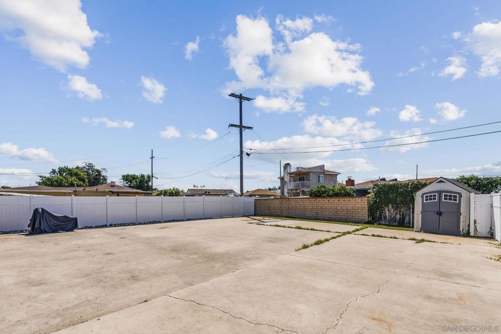 https://media.crmls.org/mediaz/5778caa2-ad94-441d-8648-71e790fa0f6e.jpg?preset=X-Large