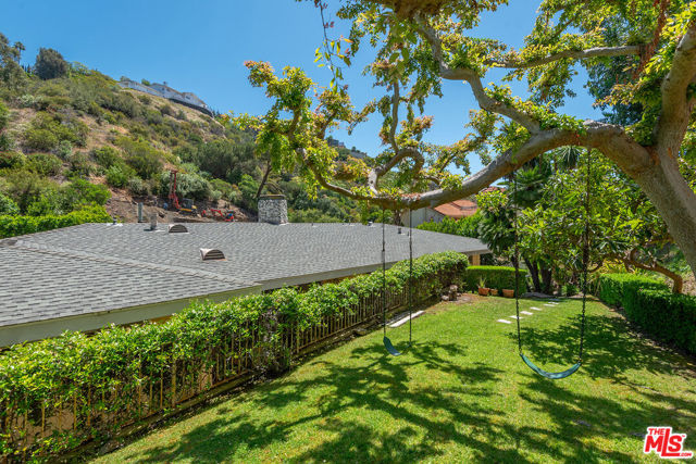 1109 Chantilly Road, Los Angeles CA: https://media.crmls.org/mediaz/577931b8-a11a-48d6-a09c-4c34a6c5d96b.jpg
