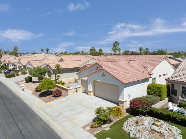 78664 Platinum Drive, Palm Desert CA: https://media.crmls.org/mediaz/577957e9-2bfd-4aa5-975c-0e6672e52b02.jpg