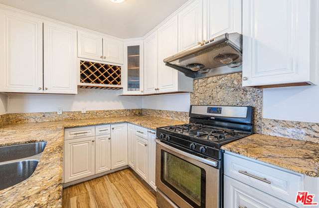 17425 Los Alimos Street photo 8