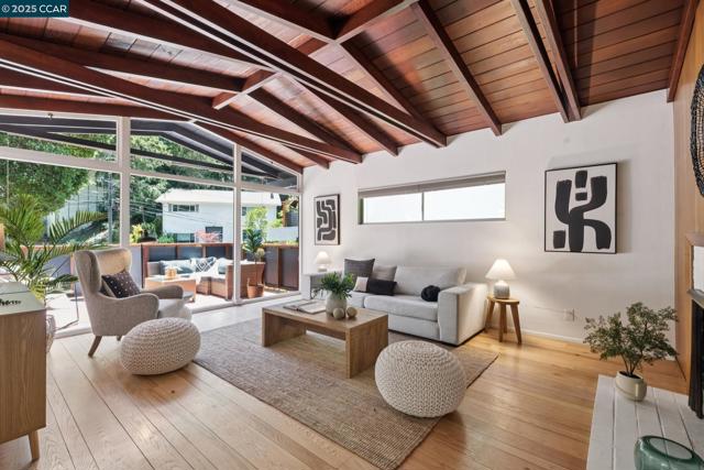 6653 Banning Dr, Oakland CA: https://media.crmls.org/mediaz/577b808e-805f-4116-8d79-009b59dc32e9.jpg