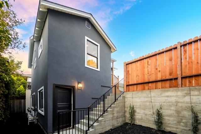 5229 Miles Ave, Oakland CA: https://media.crmls.org/mediaz/577bd264-cf8b-4201-b0fd-5f947f4b4685.jpg
