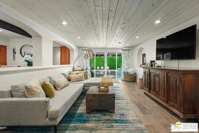 284 E Ocotillo Avenue, Palm Springs CA: https://media.crmls.org/mediaz/577ca16a-a35b-4e54-a958-8b64f2e5ecc2.jpg