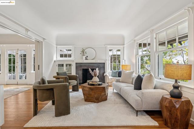 118 Hillside Ave, Piedmont CA: https://media.crmls.org/mediaz/577e4ab3-a9c0-4110-a05f-801c8e396e96.jpg