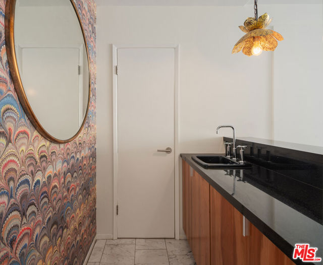 927 N Kings Road, West Hollywood CA: https://media.crmls.org/mediaz/577e6f6c-eea4-4fde-93f8-8f7bdba721e3.jpg