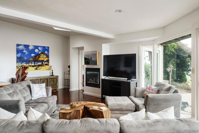 2165 Balboa Ave, Del Mar CA: https://media.crmls.org/mediaz/577e7877-71e7-4415-8a53-7007ec653af4.jpg