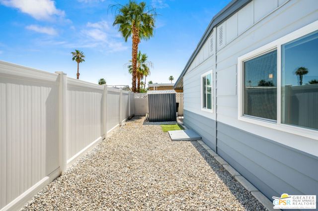 240 Los Pinos Drive, Palm Springs CA: https://media.crmls.org/mediaz/577edc47-9b00-4957-be72-1a0347ea0d09.jpg
