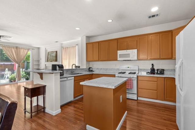 10628 Hidden Grove Circle, Stockton CA: https://media.crmls.org/mediaz/577fd7e6-2102-464b-9fac-1253d2fed6c3.jpg