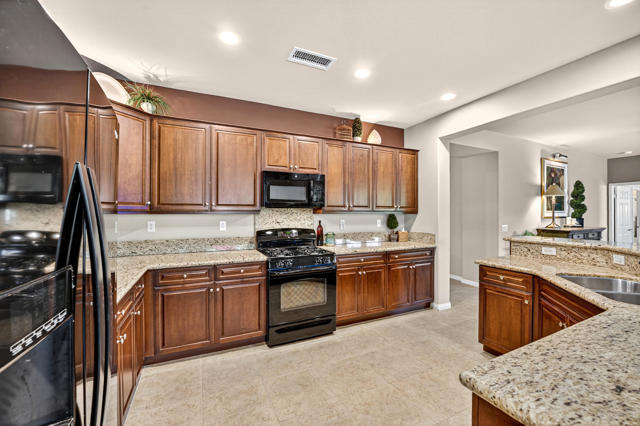 39492 Camino Piscina, Indio CA: https://media.crmls.org/mediaz/57810071-8581-49de-8ae1-2a67390d215e.jpg