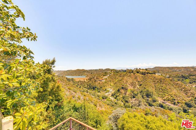 1410 Stradella Road, Los Angeles CA: https://media.crmls.org/mediaz/57811302-2b98-4c0f-901b-fad8486d3929.jpg