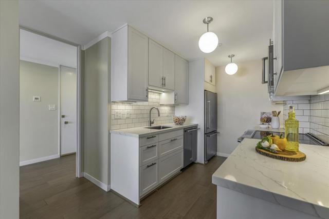 565 Bellevue Avenue, Oakland CA: https://media.crmls.org/mediaz/57815cbb-c41d-44da-ab80-bf25e4fd9bef.jpg