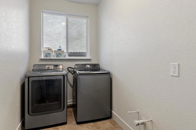 572 St Helena Drive, Newman CA: https://media.crmls.org/mediaz/5782318d-52d8-42be-8708-f4f8c51fb213.jpg