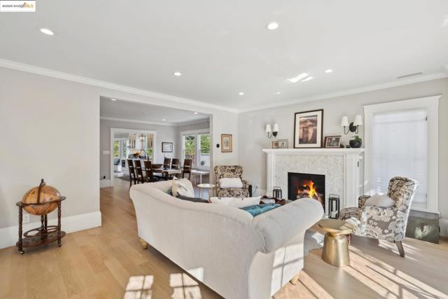 946 Alma Pl, Oakland CA: https://media.crmls.org/mediaz/57826d5e-b393-453d-accf-be4ca0806bde.jpg