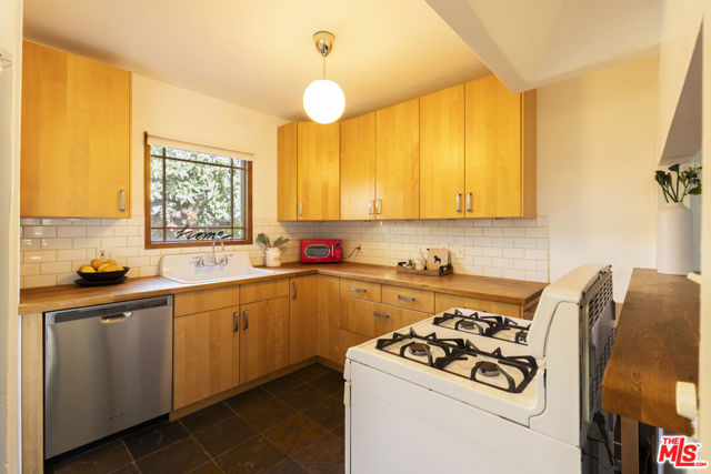 3010 11th Avenue, Los Angeles CA: https://media.crmls.org/mediaz/5782fb08-5802-4b26-af40-bed77ca24ed8.jpg