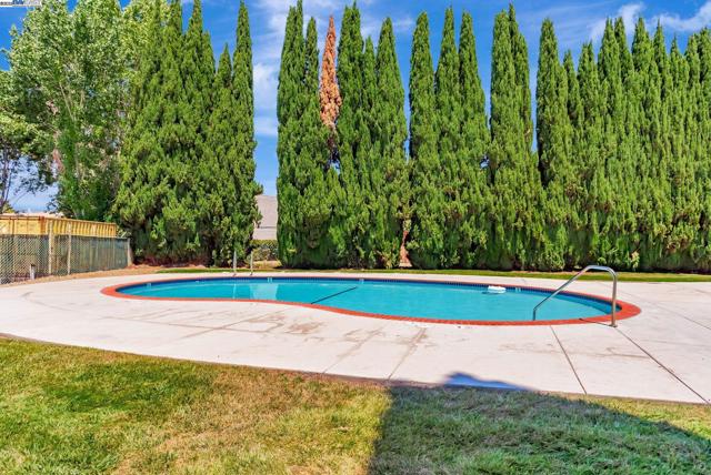 2274 Peacock Pl, Union City CA: https://media.crmls.org/mediaz/5783acdd-7e2a-4e32-9ff2-9fb1cb20d9d4.jpg