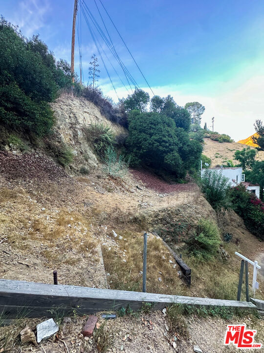 5897 Lorae Place, Los Angeles CA: https://media.crmls.org/mediaz/5783ecaa-f46a-46ae-bf72-bd68b6d669fe.jpg