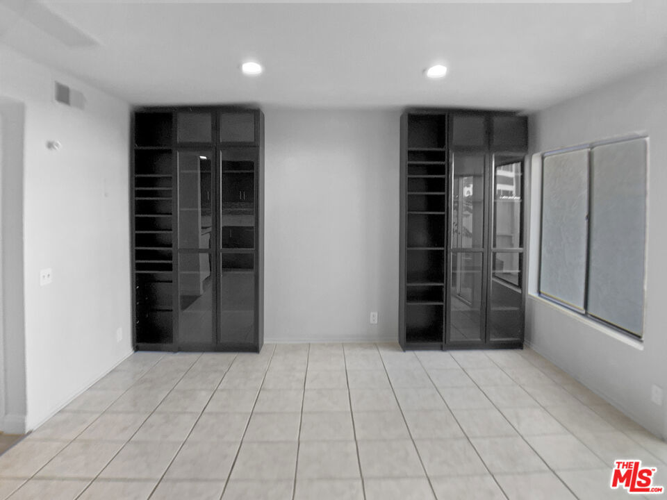https://media.crmls.org/mediaz/57841279-8e31-4483-b556-f453e91cc221.jpg?preset=X-Large