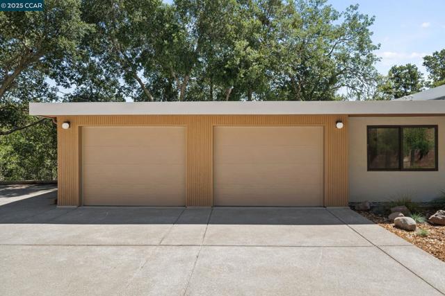 233 Melody Ln, Orinda CA: https://media.crmls.org/mediaz/578422c8-89fb-42a4-89c0-00e552ca3d23.jpg
