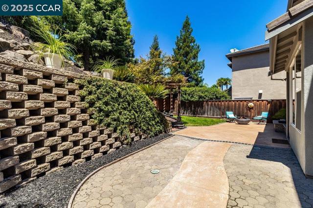 113 St Laurent Ct, Martinez CA: https://media.crmls.org/mediaz/5784dc2b-2db2-48ad-8cc3-190ed3e41cde.jpg