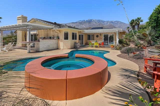 1360 E Vista Chino, Palm Springs CA: https://media.crmls.org/mediaz/57850382-84f0-4d45-8d50-965f614251f1.jpg