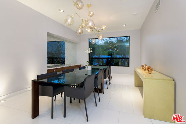 900 N HILLCREST Road, Beverly Hills CA: https://media.crmls.org/mediaz/57858378-37e1-4581-bfad-079da3f92945.jpg