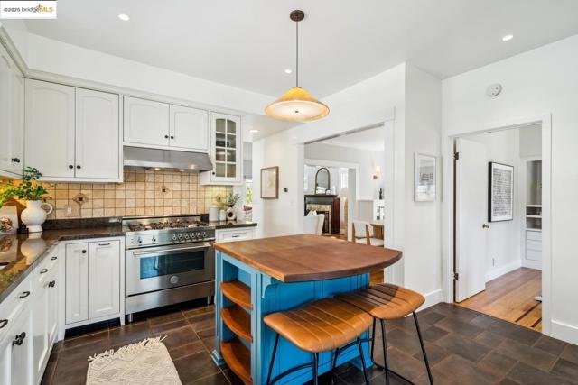 5490 Kales AVE, Oakland CA: https://media.crmls.org/mediaz/5786b10f-d9a0-4b00-be92-d57d0d7f656a.jpg