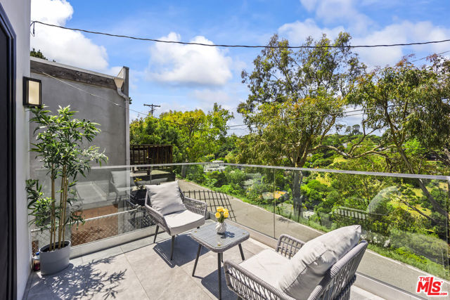 8960 Crescent Drive, Los Angeles CA: https://media.crmls.org/mediaz/5786d56b-509c-450f-9fde-db4f55499e21.jpg