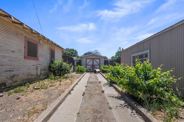 207 Bassett Street, King City CA: https://media.crmls.org/mediaz/5786f4f4-c2f9-45d4-b6ca-11b50647e4d0.jpg