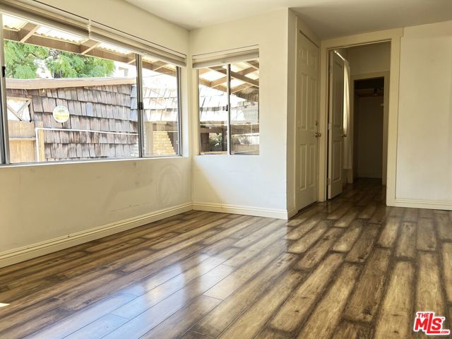 1320 Barrington Way, Glendale CA: https://media.crmls.org/mediaz/5787a911-7c35-4a5f-97c8-5a157b38e381.jpg