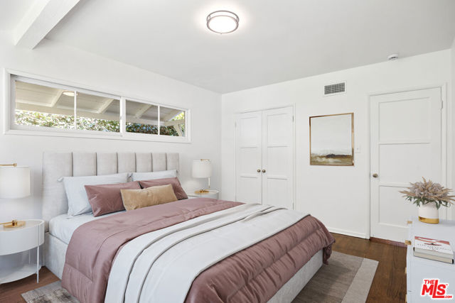 15519 Huston Street, Encino CA: https://media.crmls.org/mediaz/57885758-bfad-48f6-ba47-21ad55884d04.jpg