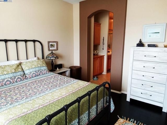 24350 Lorenzo Ln,  CA: https://media.crmls.org/mediaz/57888b71-8a6f-45c4-ba19-e6df06e8d147.jpg