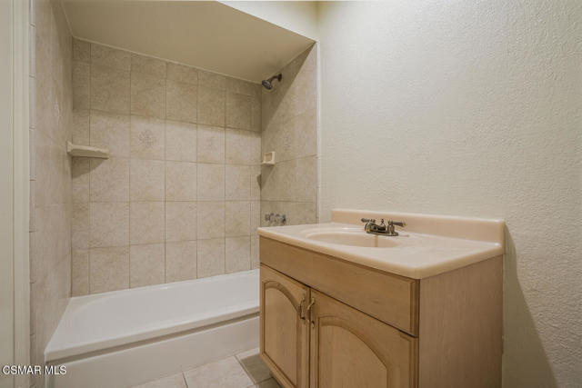 86 Teasdale Street, Thousand Oaks CA: https://media.crmls.org/mediaz/57895ba1-982c-4496-81ab-f7ce6d184ba9.jpg