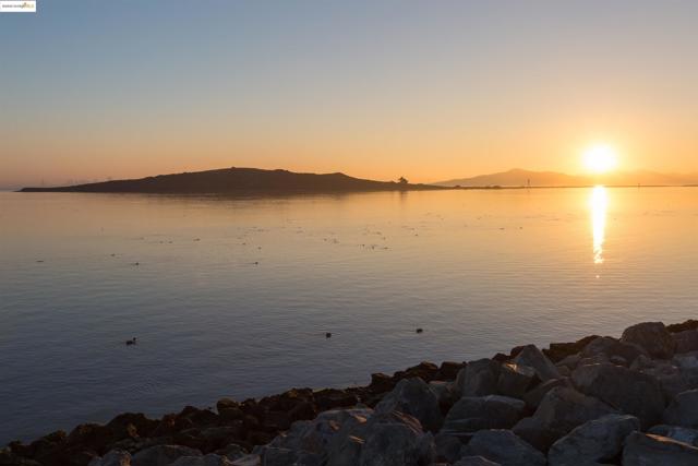 102 Waterview Dr, Richmond CA: https://media.crmls.org/mediaz/5789716c-4dc3-4b24-bf9a-d71c98857319.jpg