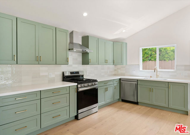 326 Hamilton Street, Costa Mesa CA: https://media.crmls.org/mediaz/578993b6-0023-49cf-8202-48821d24fcab.jpg