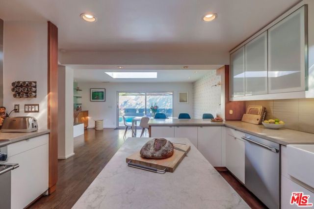 7706 Chandelle Place, Los Angeles CA: https://media.crmls.org/mediaz/5789c51c-b83d-4d85-a8b2-9e1036aedcc2.jpg