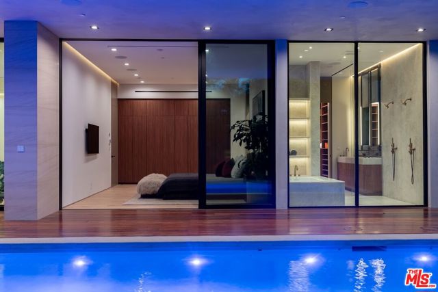 3748 Berry Drive, Studio City CA: https://media.crmls.org/mediaz/578a2b35-2fbb-4227-9f4a-514778018f3e.jpg