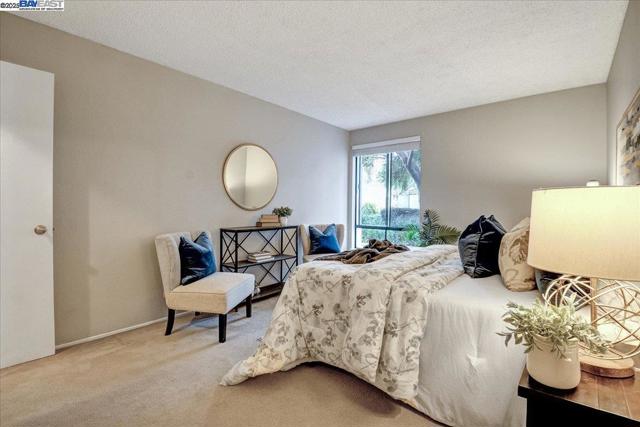 Image 19 of 60 For 2 Admiral Drive  B280