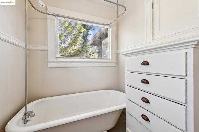 2714 Ave, Berkeley CA: https://media.crmls.org/mediaz/578aef92-cd6e-4e30-8869-3a6a4bac7bc3.jpg